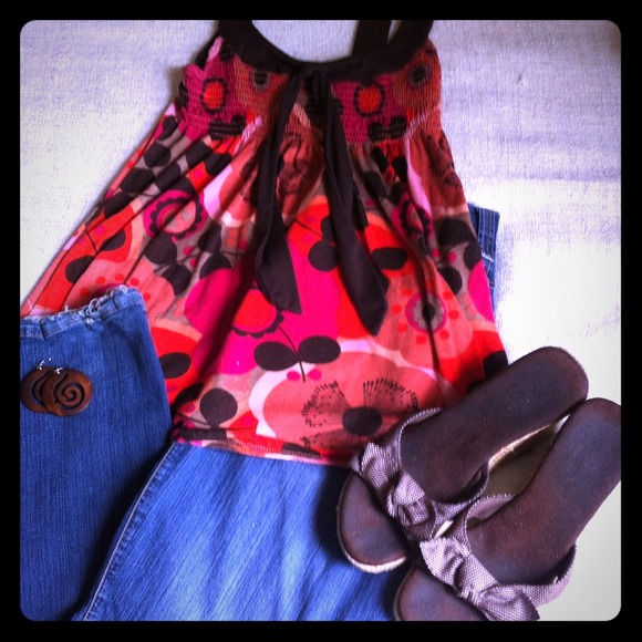 Cute 🌺top, Colombian denim, and brown wedges