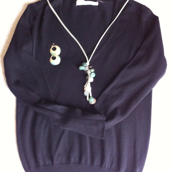 Zara Casual Black sweater & green Scarf