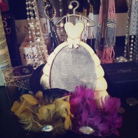 BUNDLE. Earring hanger and 2 hair clips