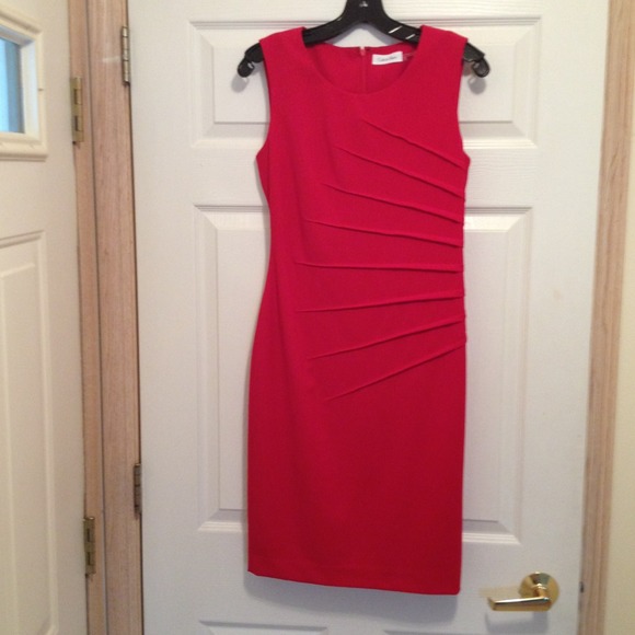Red sleeveless scoop neck seamed sheath dress