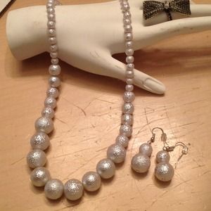 Faux silver pearl necklace set❤