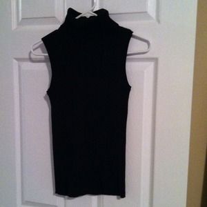 Moda sleeveless black ribbed turtleneck!