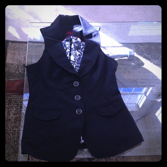 😱Final Reduction😱 White House Black Market vest