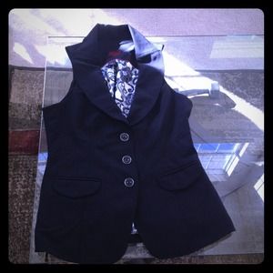 😱Final Reduction😱 White House Black Market vest