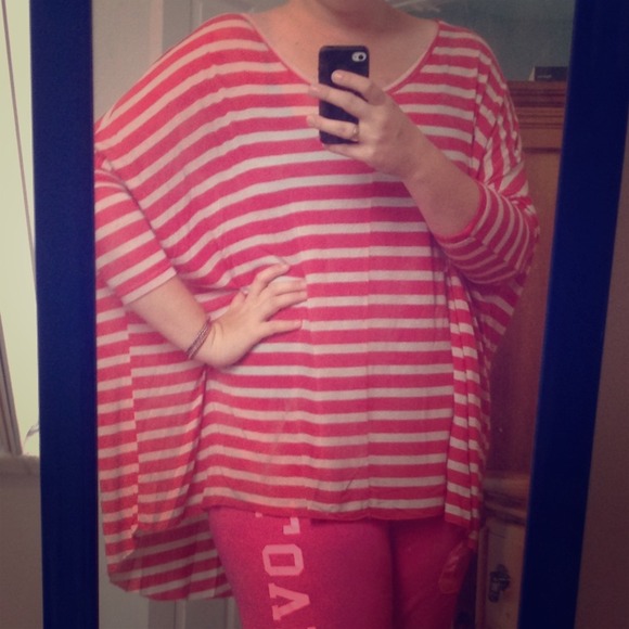 ✋Sold✋ Hot pink & white waterfall top