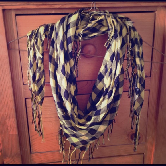 ✋Sold✋Yellow & black checkered scarf