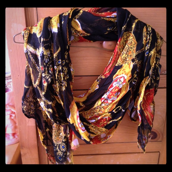 ✋SOLD✋ Beautiful brocade printed scarf