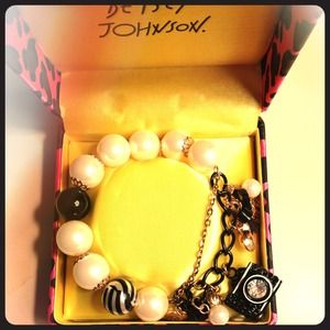 NIB Betsey Johnson Pearl & Charm Bracelet