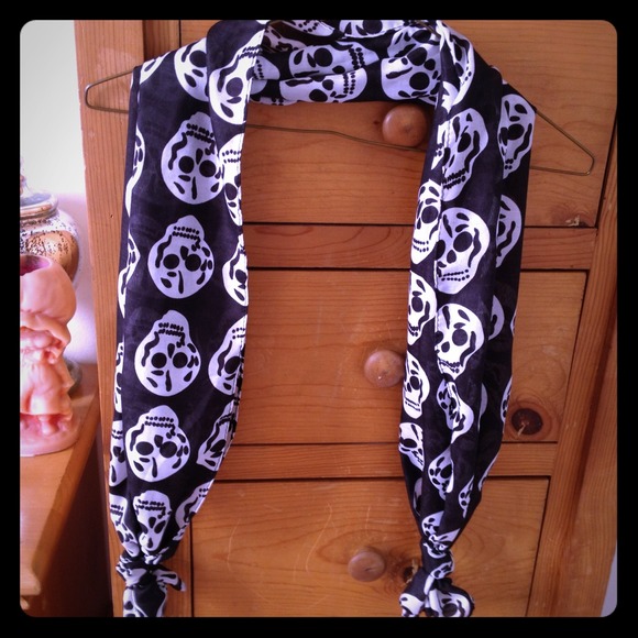 ✋SOLD✋ Skull printed scarf