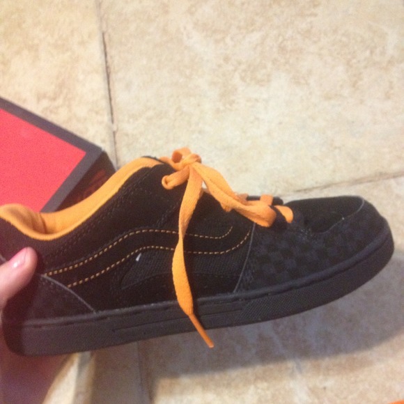 NIB REDUCED again Vans neon orange and black sz 5 - Picture 2 of 4