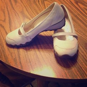 *On hold for sarah32* Sz8 Sketchers ivory colored