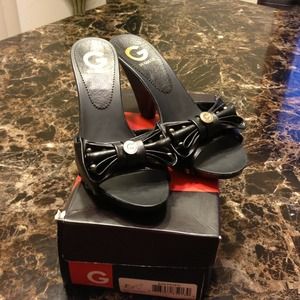 A brand new pair of guess shoes size 8 medium.