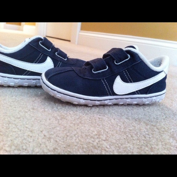 👏💕SOLD💕✨😁Boys Toddler Nike Sneakers 10c - Picture 1 of 2
