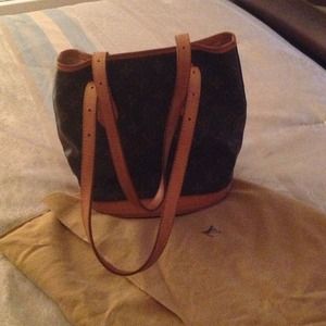 Medium Bucket Louis Vuitton purse