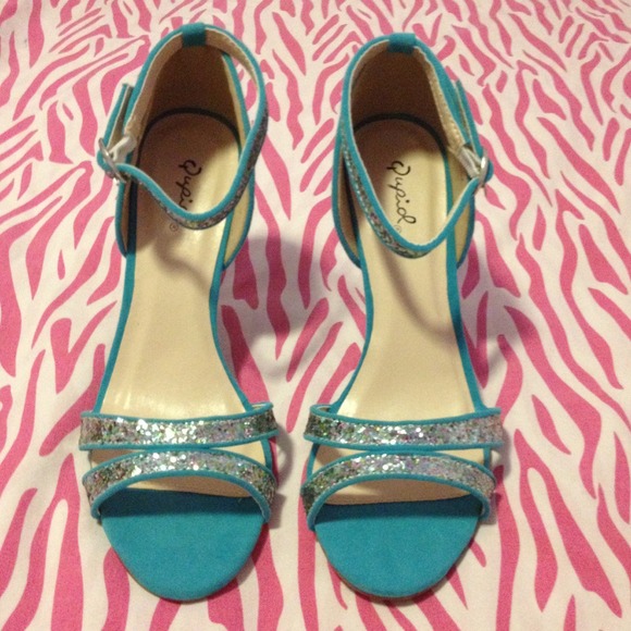 Shoes - 🎀Brand New Multi-Color Glitter Sandals🎀