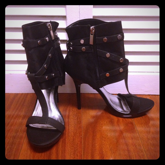 🚫SOLD🚫 Black studded heels NIB👠