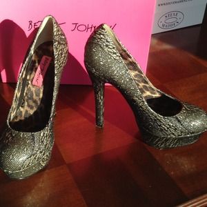 Betsy Johnson black/gold pumps. Never worn!