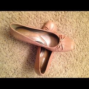 Beige colored pumps with small heel