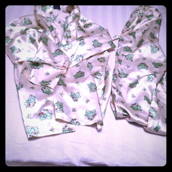 Silky frog jammies!😴
