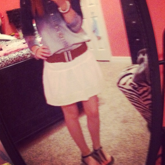 Cute white American Eagle Outfitters Skirt.