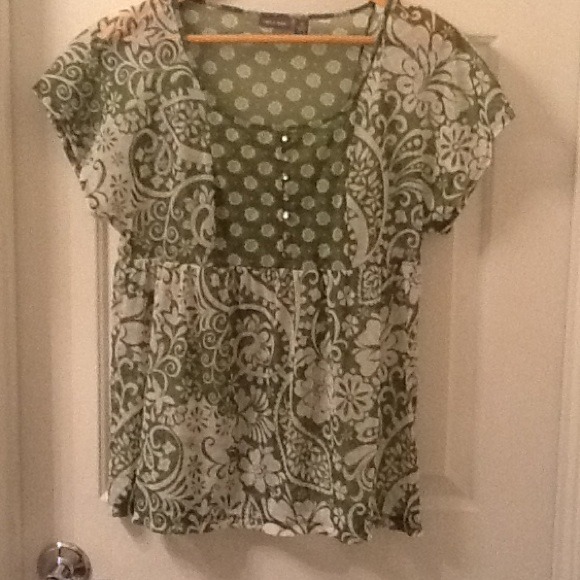 SOLD- green print top - Picture 1 of 2