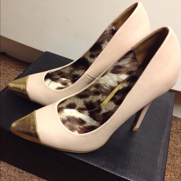 📛SOLD📛 Nude heels - Picture 1 of 4