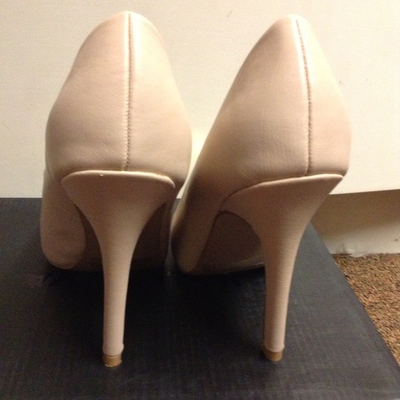 📛SOLD📛 Nude heels - Picture 2 of 4