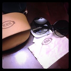 Selling one of two same sunglasses.. Brand new!