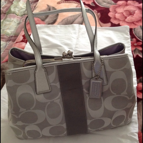 🚫SOLD🚫 💯Authentic Coach Signature Stripe