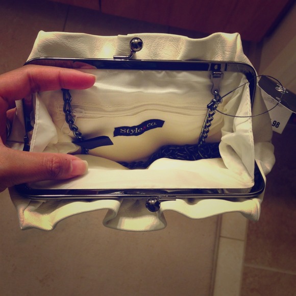 ⛔SOLD⛔ White clutch 💋