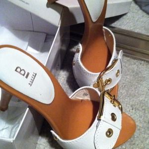 White slip in's with gold & wood colored finishes