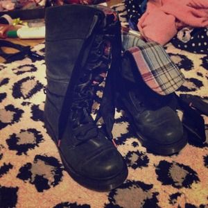 Doc martens triumph boots plaid lining