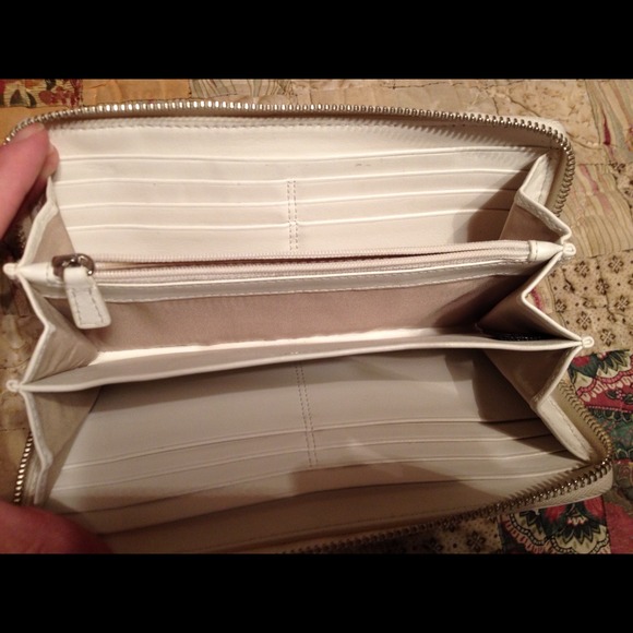No longer available!! Authentic Coach Wallet - Picture 4 of 4