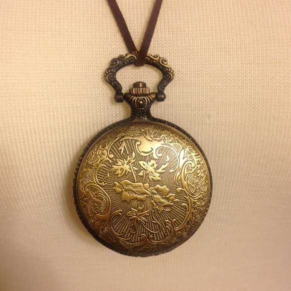 ✨SOLD✨Pocket Watch Necklace - Picture 3 of 4