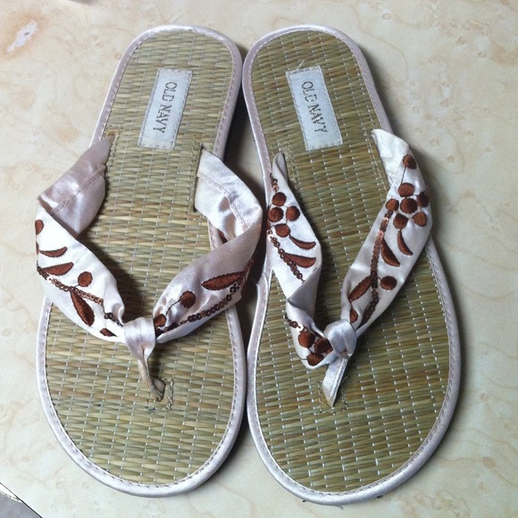 ***SOLD***Cream and brown flip flips