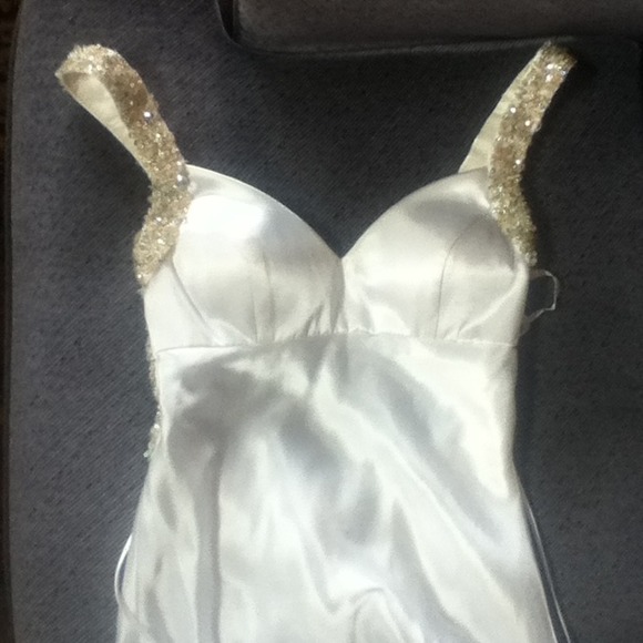 A white Faviana Womens: 2 nothing is wrong with it