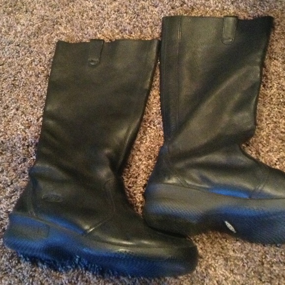 Keen black boots