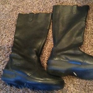Keen black boots