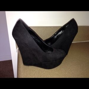 🚦✋SOLD✋🚦Black Cute Wedges.