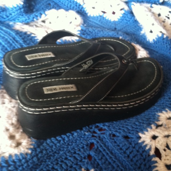 🐸Reduced🐸9 1/2 Steve Madden Black flip flops - Picture 2 of 2
