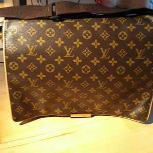 Louis Vuitton bag has a damage in the strap