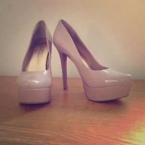 Jessica Simpson Waleo Patent Pumps in Nude