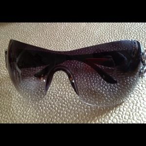 Black Guess sunglasses