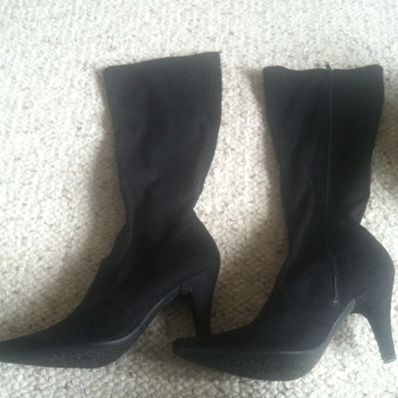 Black soft faux suede zip up boot