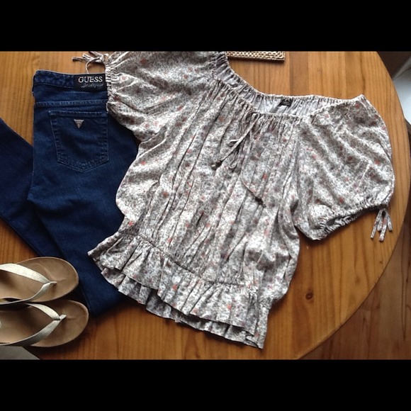 ⛔SOLD⛔Feminine GUESS top! - Picture 1 of 4