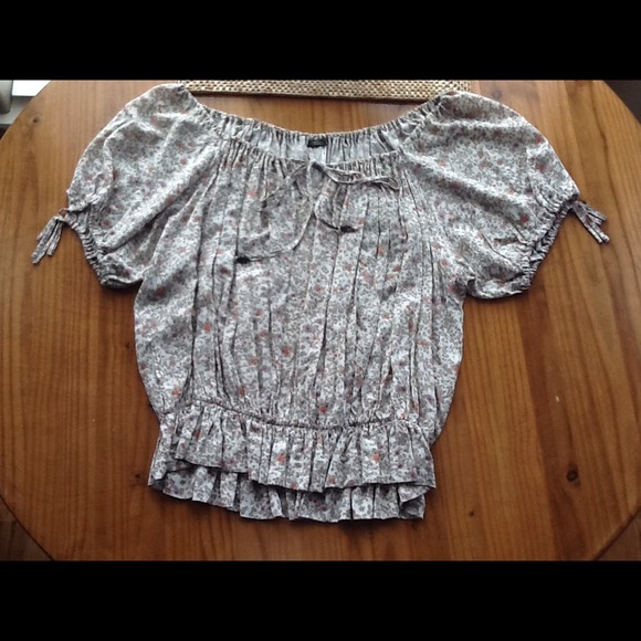 ⛔SOLD⛔Feminine GUESS top! - Picture 2 of 4