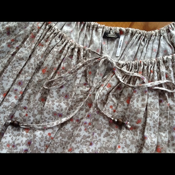 ⛔SOLD⛔Feminine GUESS top! - Picture 3 of 4