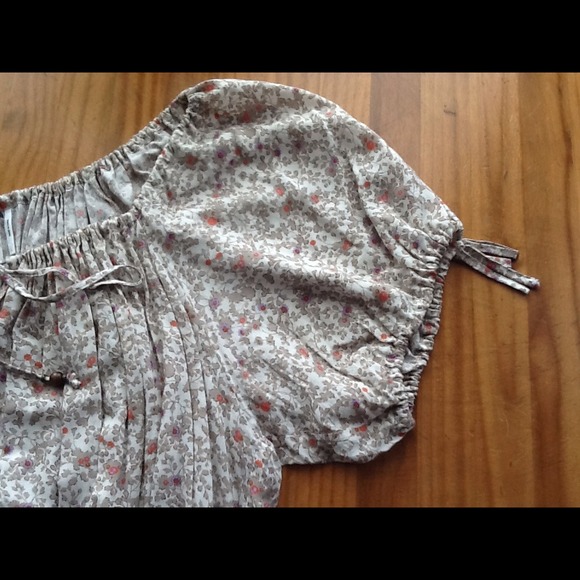 ⛔SOLD⛔Feminine GUESS top! - Picture 4 of 4