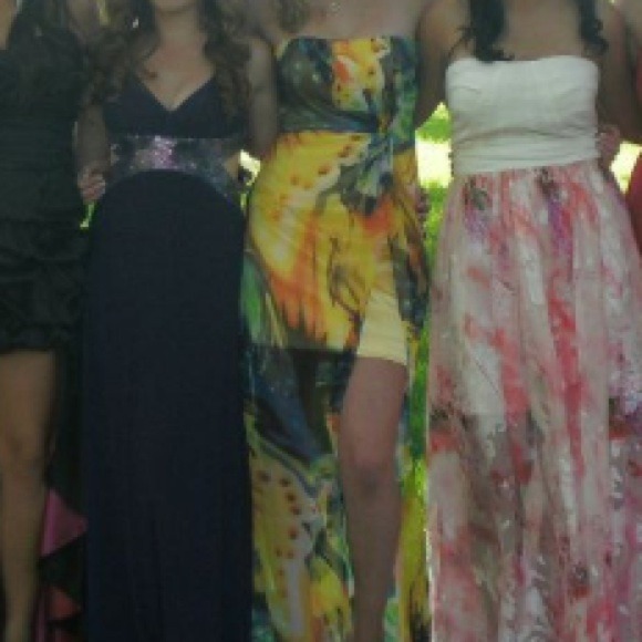 middle yellow prom dress