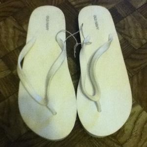 Old Navy White Size 9 wedge flip flop NWOT